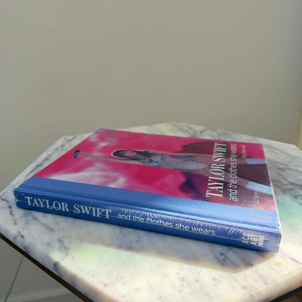 ⭐️ Taylor Swift and the Clothes She Wears Hardcover Book